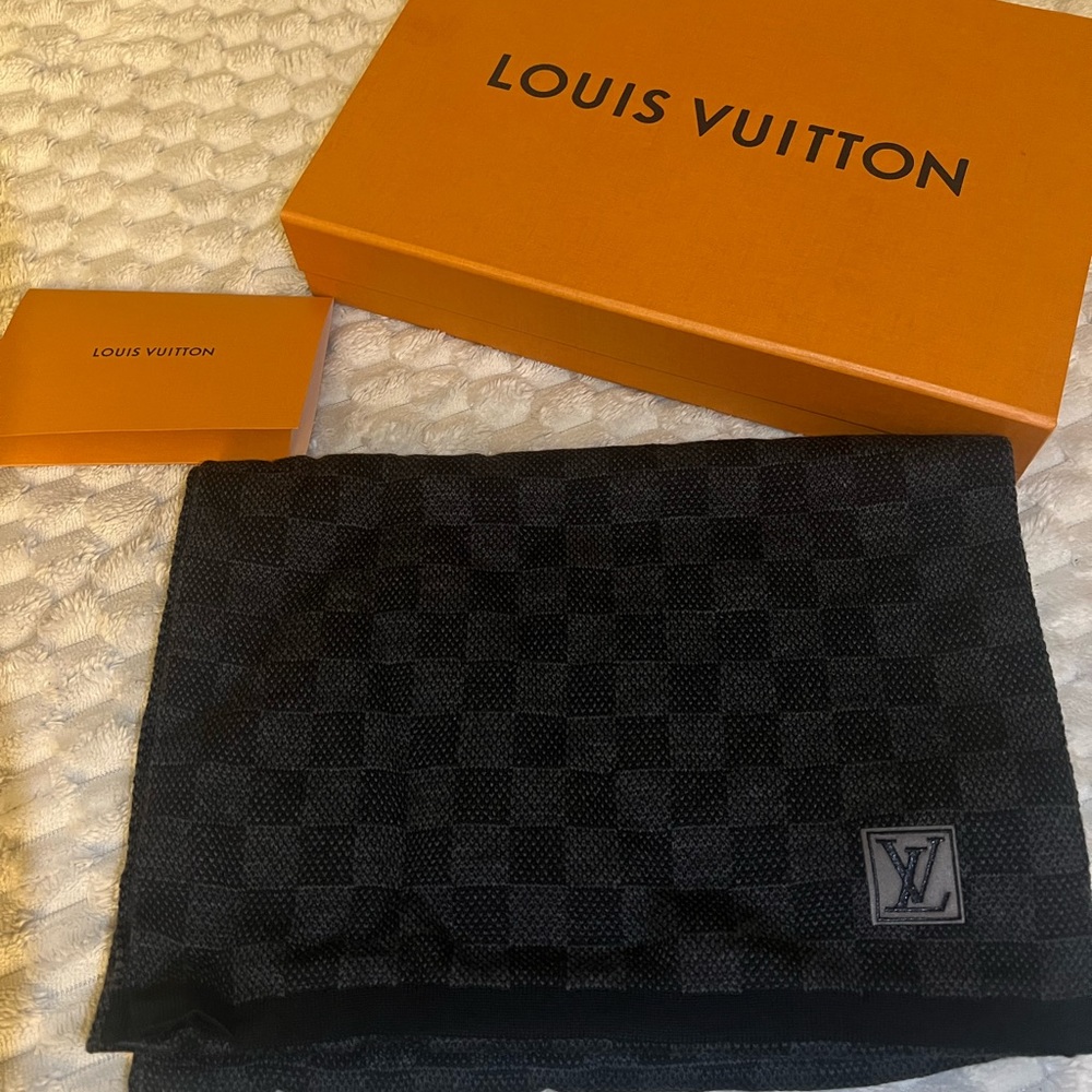 Louis Vuitton Néo Petit
Damier Scarf brand new with tags and box